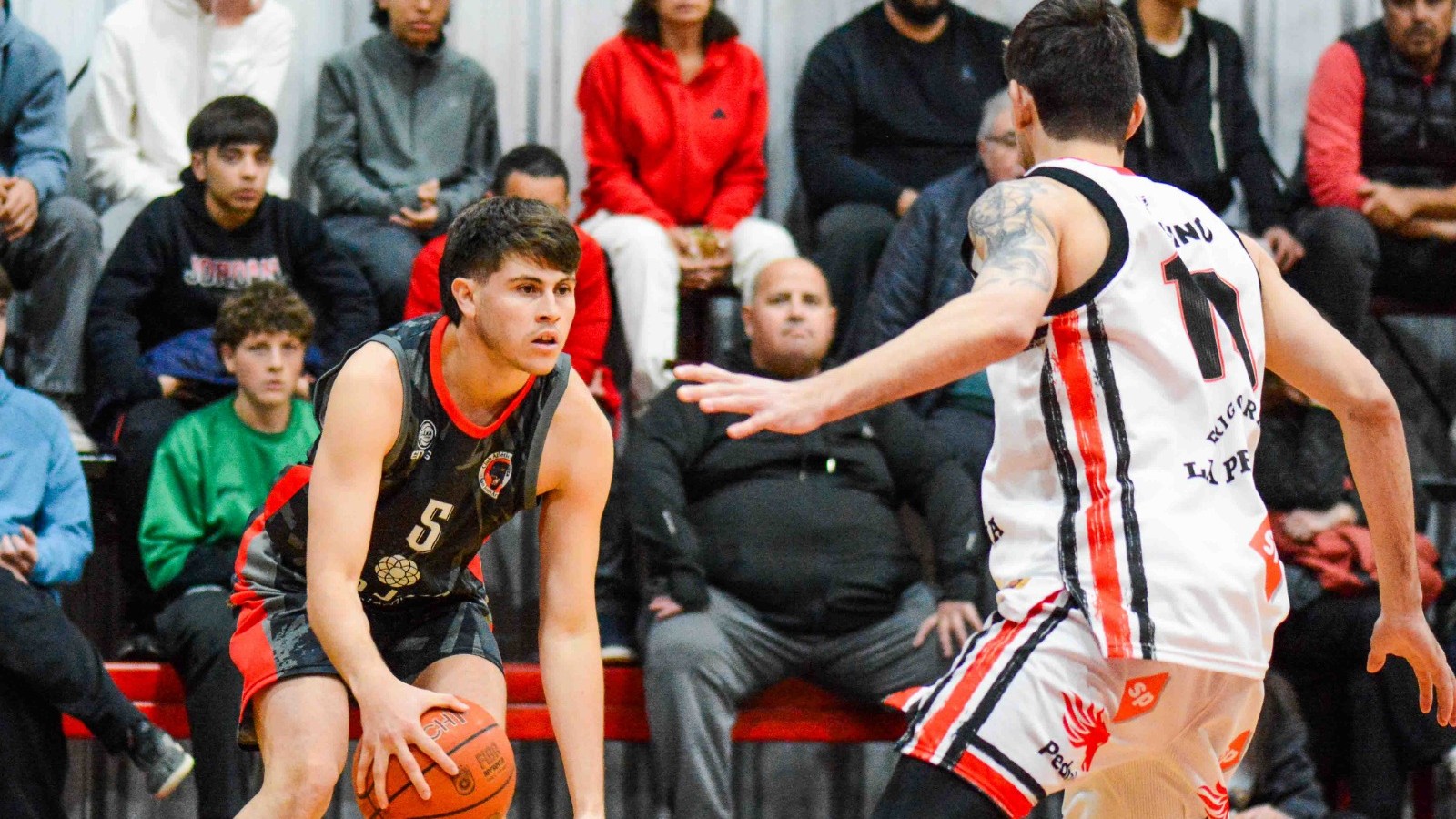 Básquet: Urquiza pisó fuerte en un cierre para el infarto y se adelantó en los playoffs