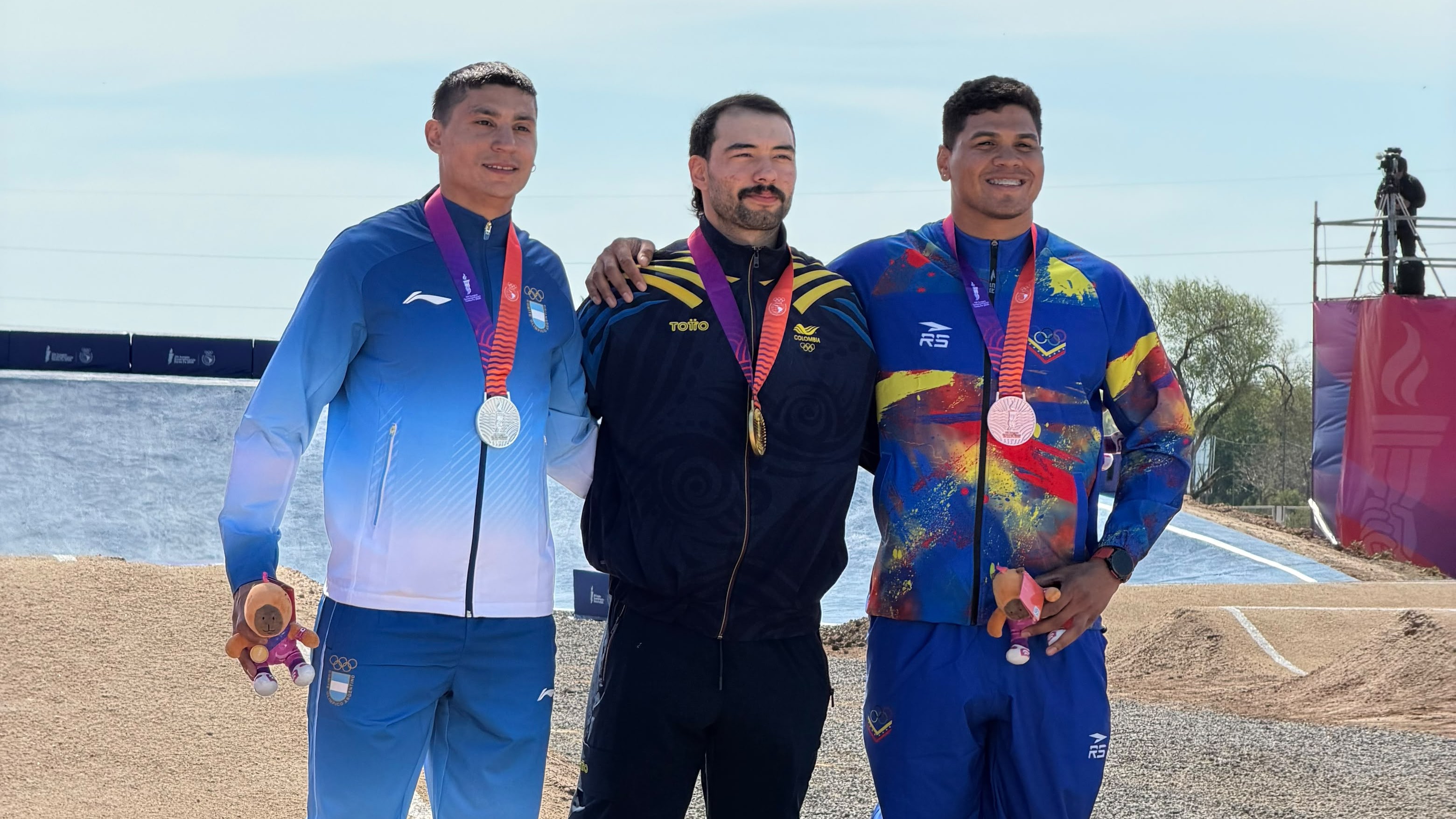 ¡Plateada con sabor a aplauso! El "Chalo" Molina brilló en el BMX de los Odesur y sumó otra medalla para San Juan