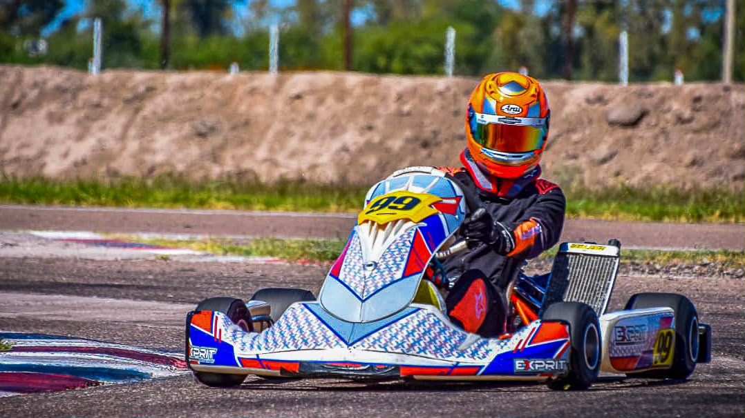 ¡A toda velocidad y de noche! Tres pilotos sanjuaninos van por la gloria en el karting mendocino